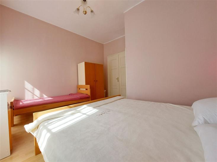 Room S2, for 3 persons