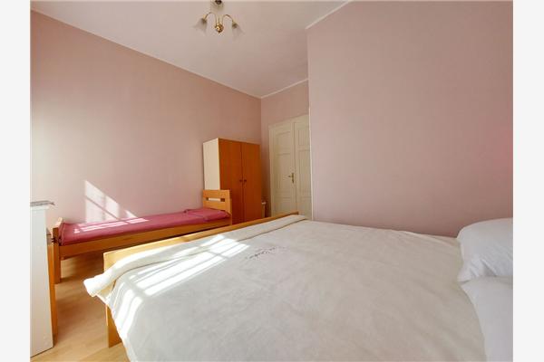 Room S2, for 3 persons