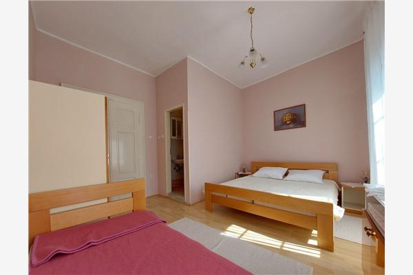 Room S2, for 3 persons