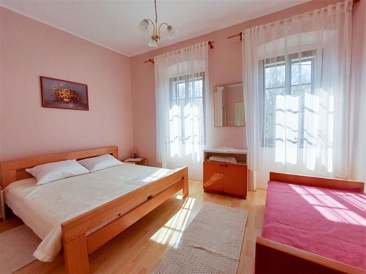 Room S2, for 3 persons