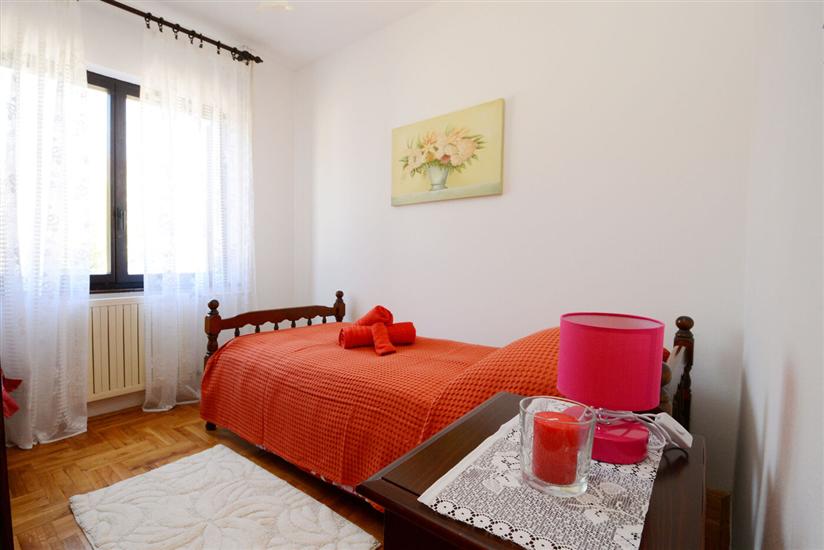 Room S1, for 3 persons