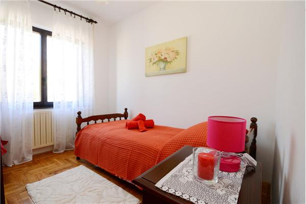 Room S1, for 3 persons