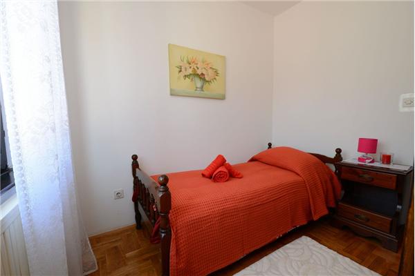 Room S1, for 3 persons