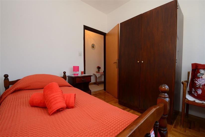 Room S1, for 3 persons