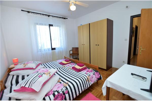 Room S1, for 3 persons