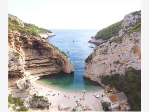 Vis-Stiniva-beach