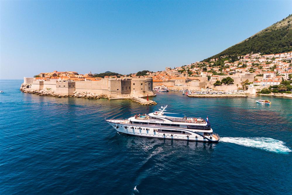 Small-luxury-ship-Desire