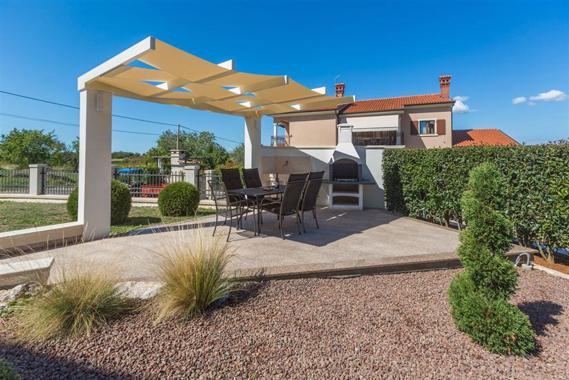 Apartment Mihael s bazenom i lijepo uređenim vrtom