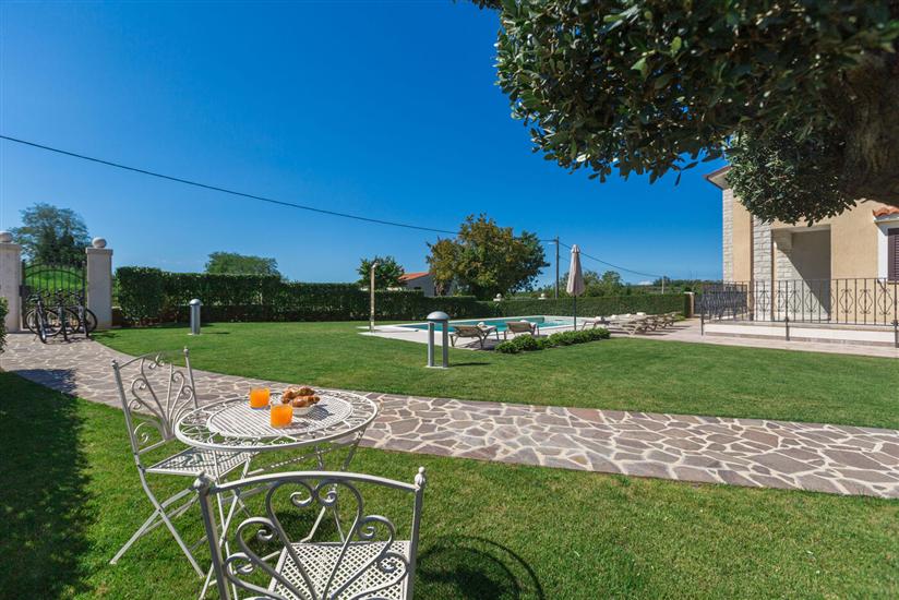 Apartment Mihael s bazenom i lijepo uređenim vrtom