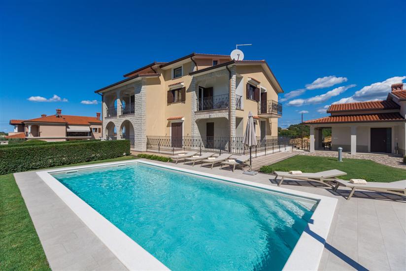 Apartment Mihael s bazenom i lijepo uređenim vrtom