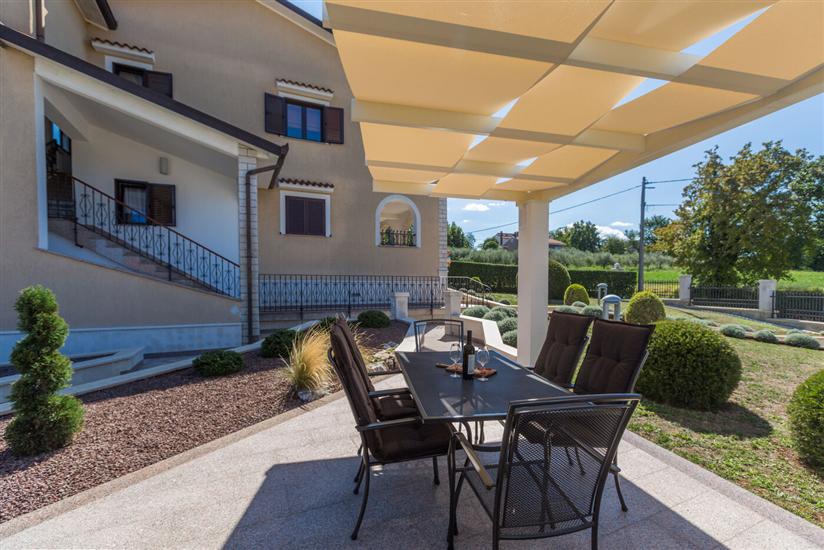 Apartment Mihael s bazenom i lijepo uređenim vrtom