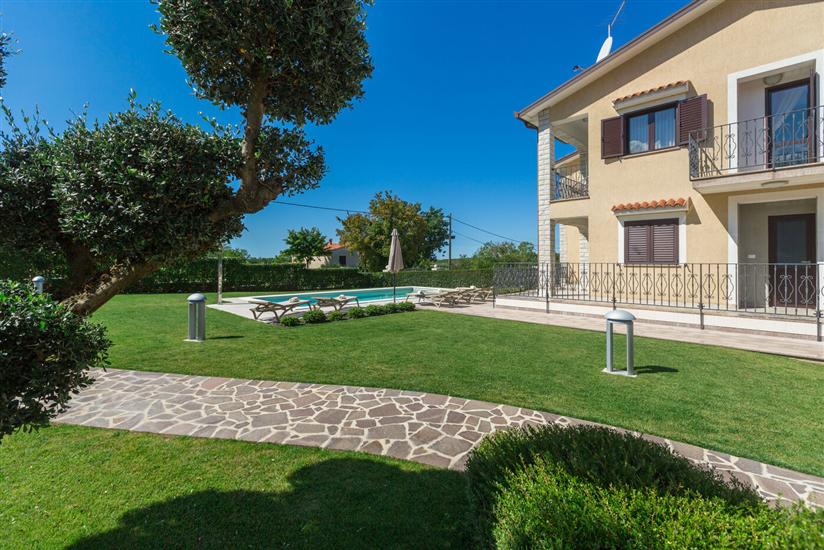 Apartment Mihael s bazenom i lijepo uređenim vrtom