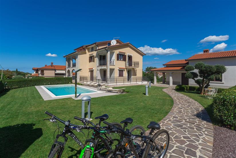 Apartment Mihael s bazenom i lijepo uređenim vrtom