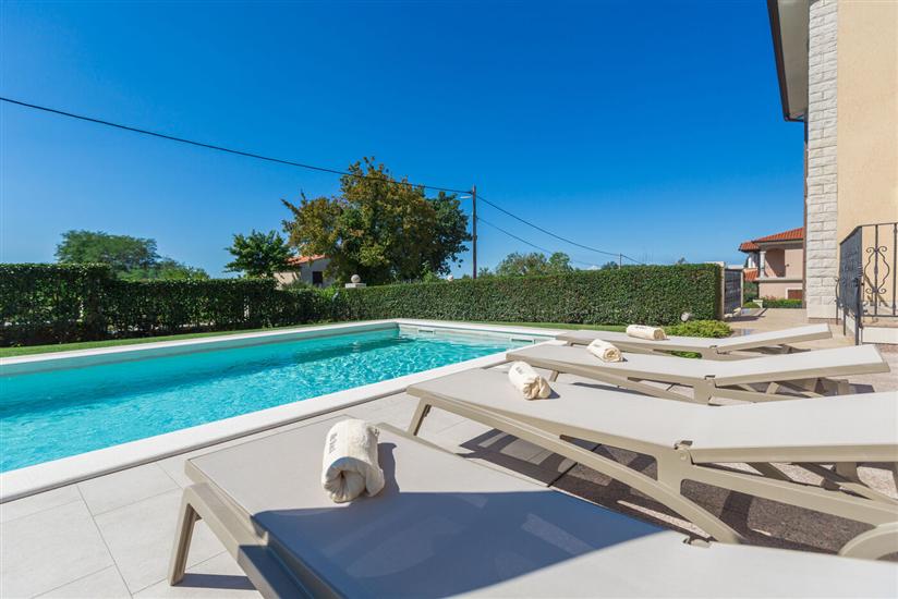 Apartment Mihael s bazenom i lijepo uređenim vrtom