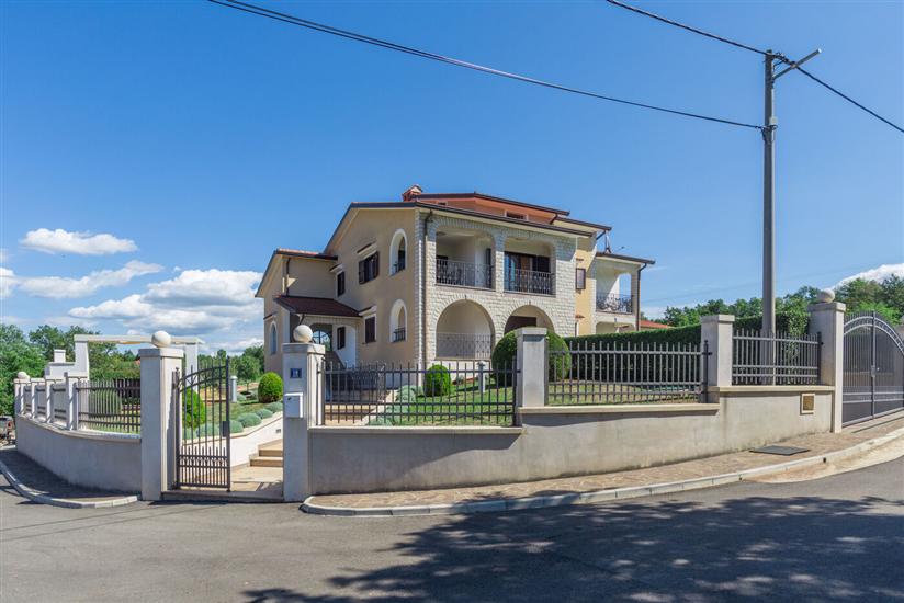 Apartment Mihael s bazenom i lijepo uređenim vrtom