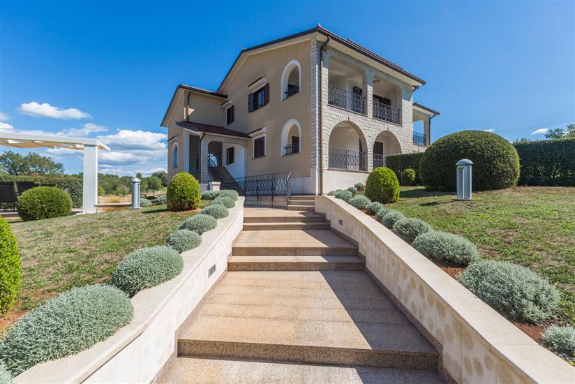 Apartment Mihael s bazenom i lijepo uređenim vrtom