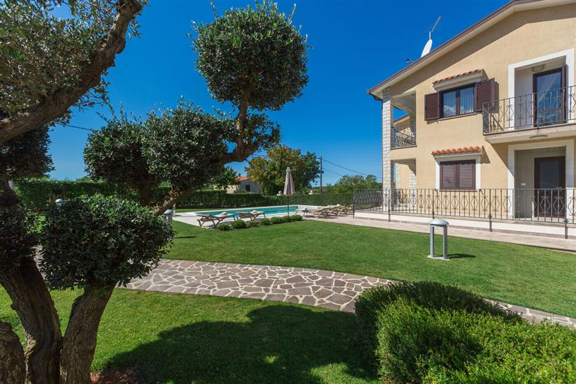 Apartment Mihael s bazenom i lijepo uređenim vrtom