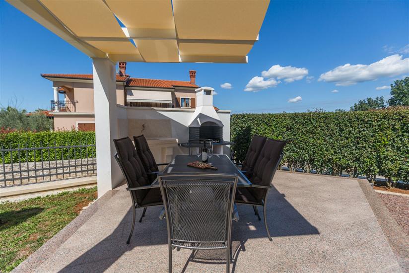 Apartment Mihael s bazenom i lijepo uređenim vrtom