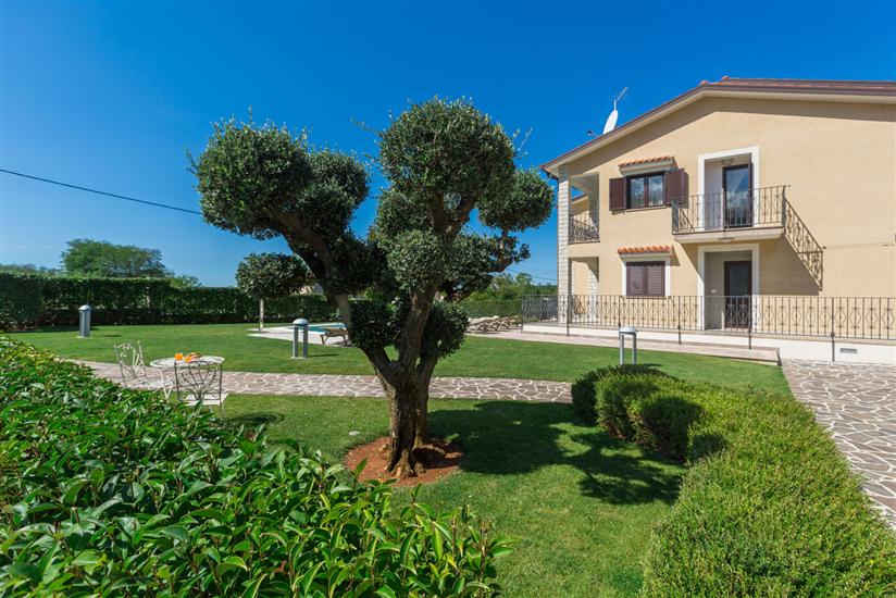 Apartment Mihael s bazenom i lijepo uređenim vrtom