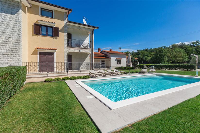 Apartment Mihael s bazenom i lijepo uređenim vrtom