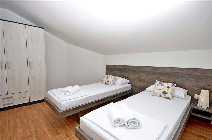 House K1, for 12 persons