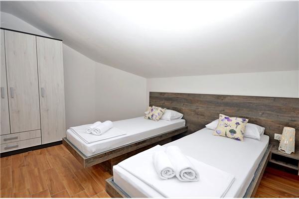 House K1, for 12 persons