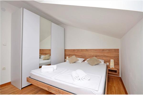 House K1, for 12 persons