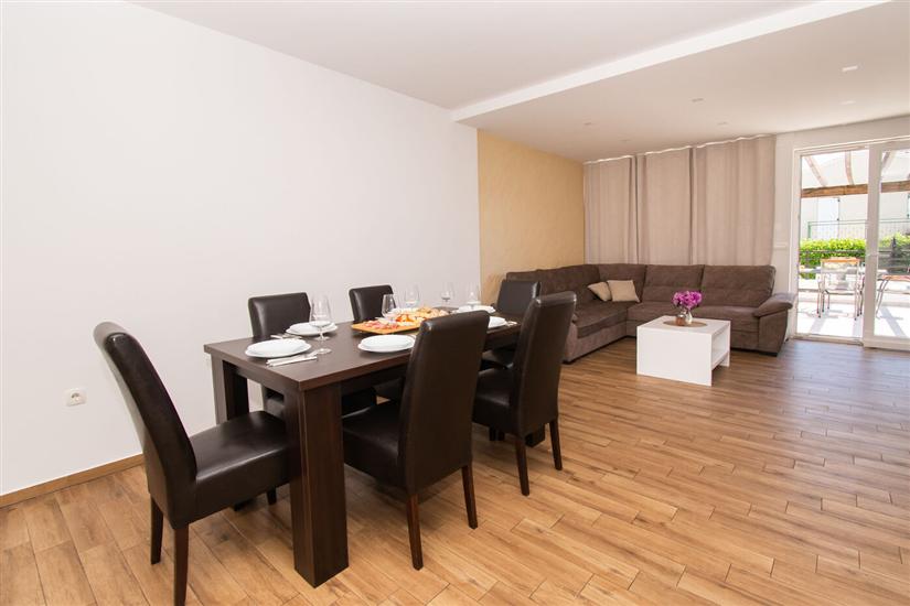 House K1, for 12 persons