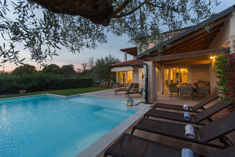 Vila Nar s bazenom i predivnim panoramskim pogledom na more