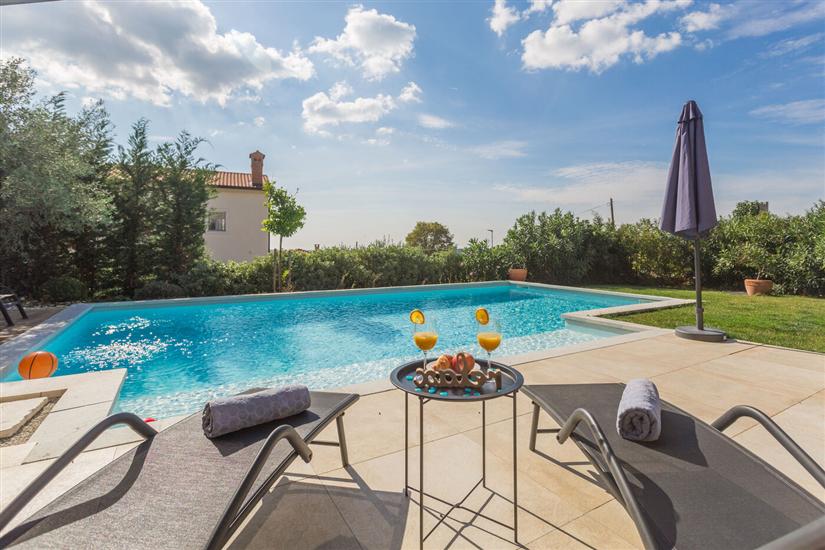 Vila Nar s bazenom i predivnim panoramskim pogledom na more