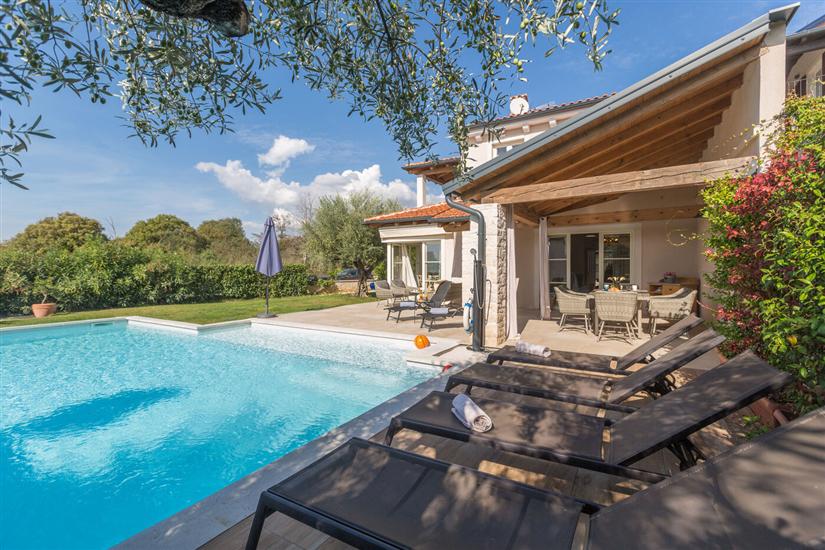 Vila Nar s bazenom i predivnim panoramskim pogledom na more