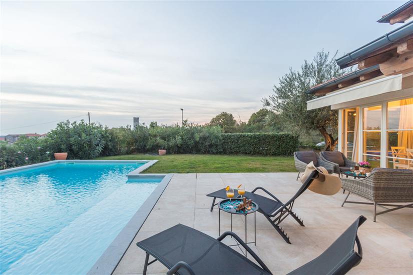 Vila Nar s bazenom i predivnim panoramskim pogledom na more