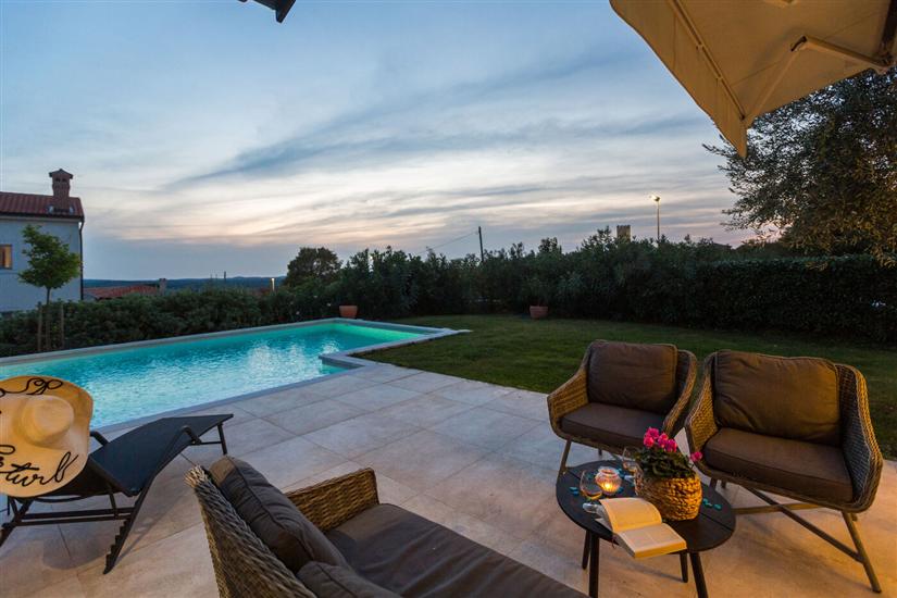 Vila Nar s bazenom i predivnim panoramskim pogledom na more