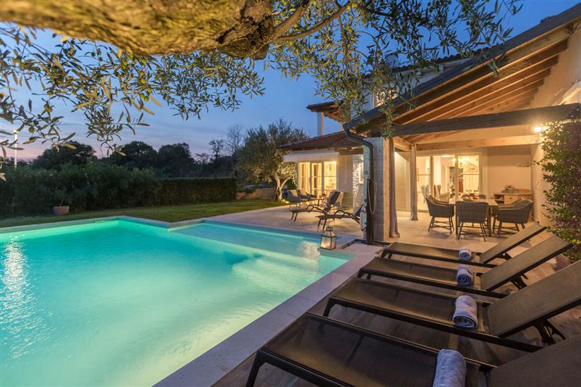 Vila Nar s bazenom i predivnim panoramskim pogledom na more