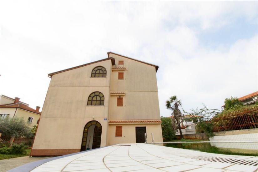 Apartments LEO with pool