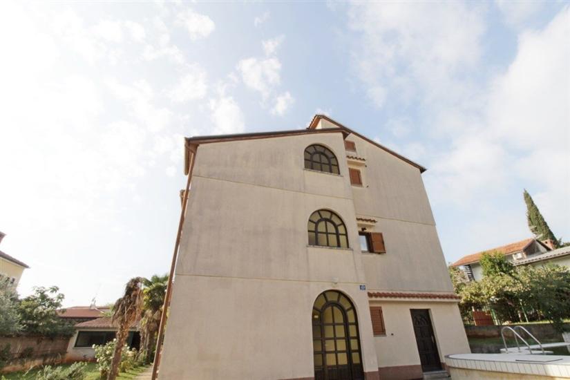 Apartments LEO with pool