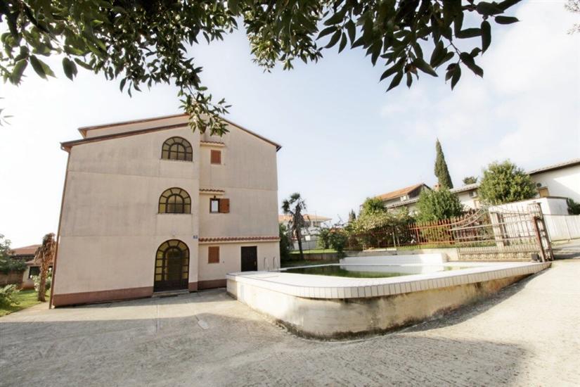 Apartments LEO with pool