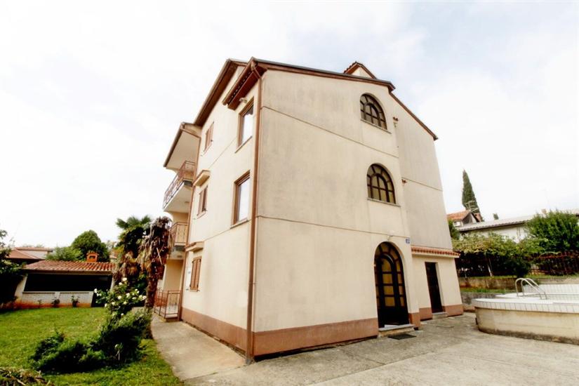 Apartments LEO with pool