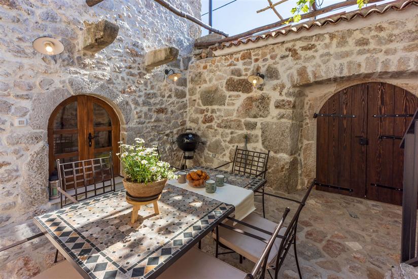 House Stara kuća-old stone house