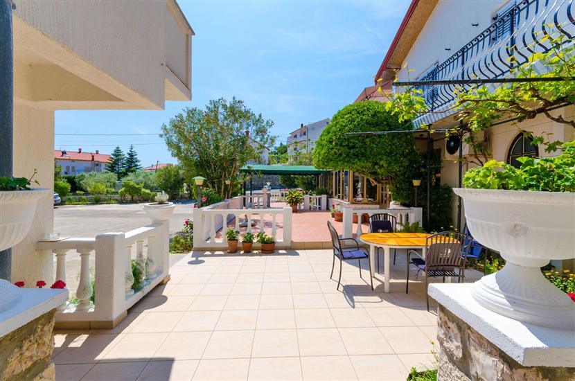 Apartments and Rooms PREKA