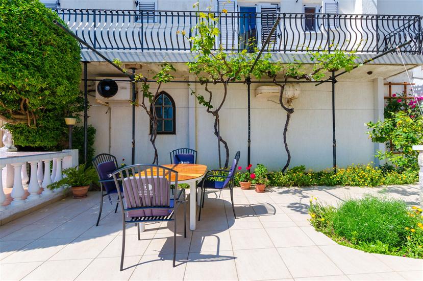 Apartments and Rooms PREKA