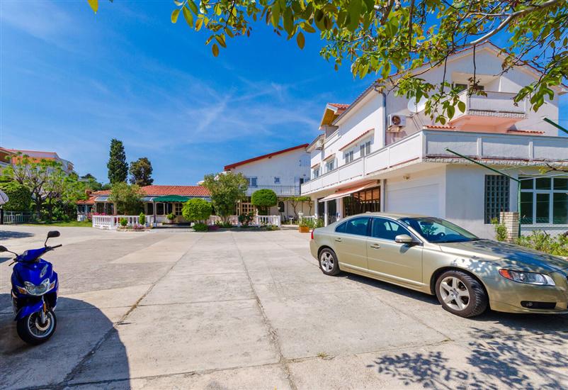 Apartments and Rooms PREKA
