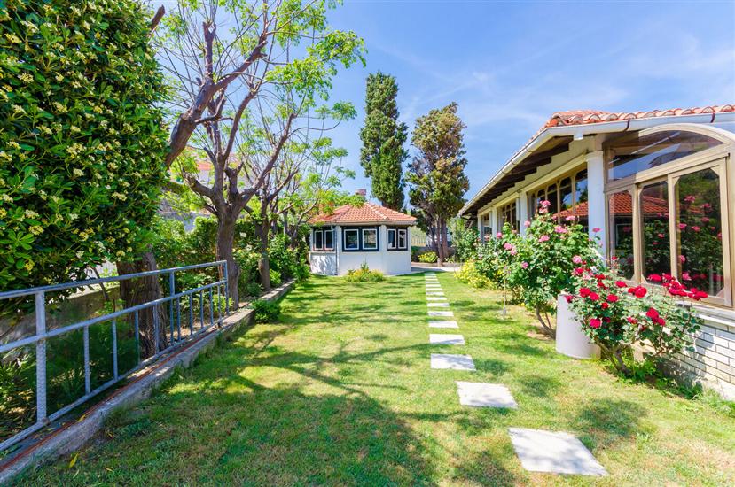 Apartments and Rooms PREKA