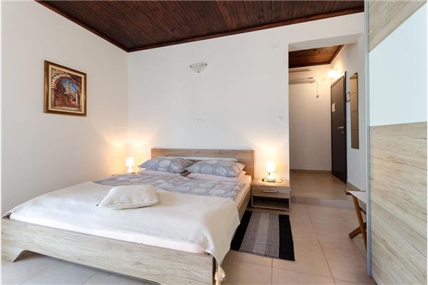 Room S1, for 2 persons