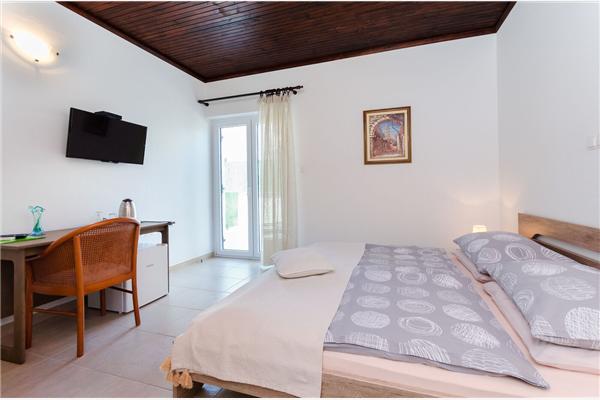 Room S1, for 2 persons