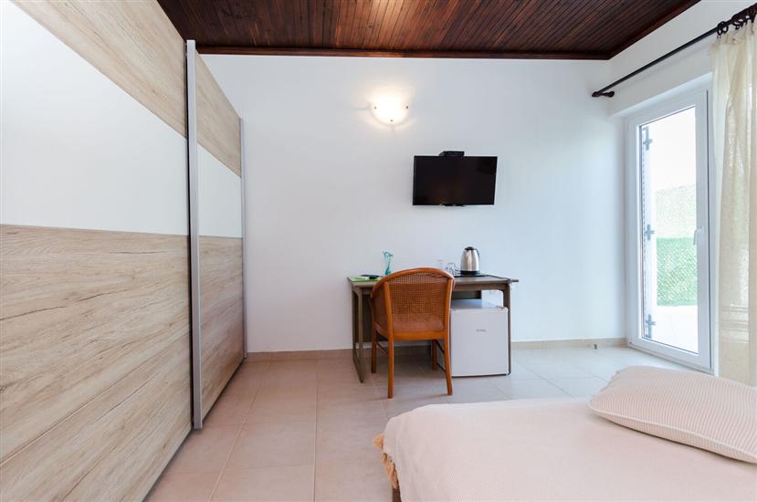 Room S1, for 2 persons