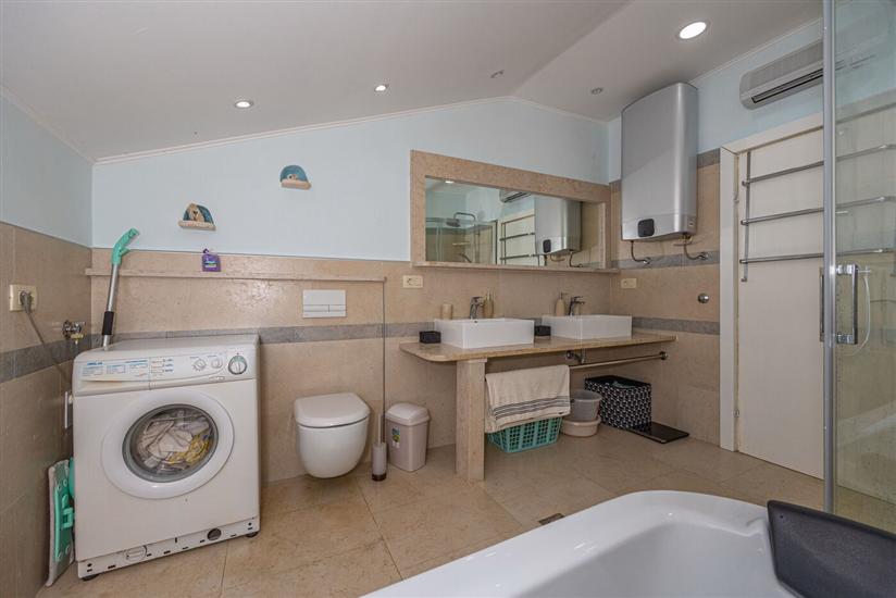 Apartment A2, for 6 persons