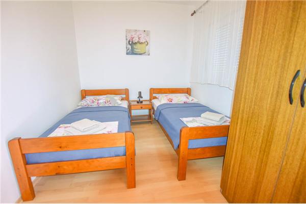 Room S1, for 2 persons