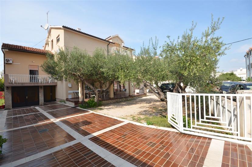 Apartment and Rooms Mrkovic- Steps to Beach&Center