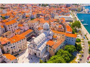 Sibenik-old-town-Saint-Jacobs-Cathedral